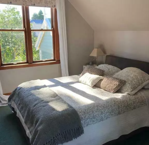 تختخواب و صبحانه Taiparoro House