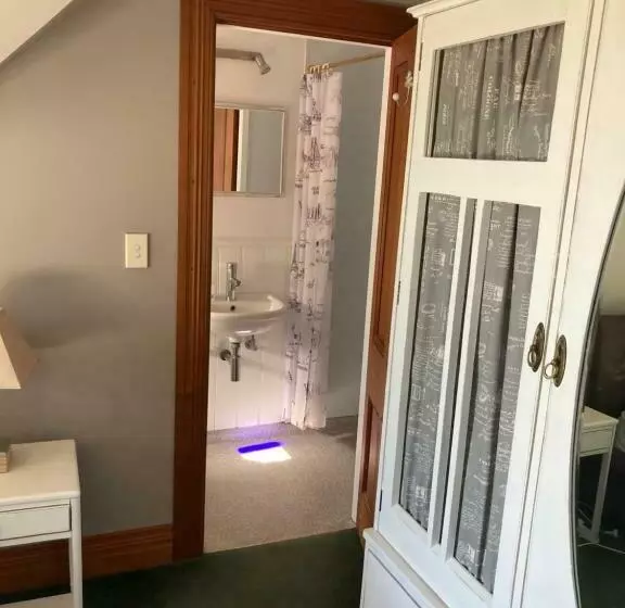 تختخواب و صبحانه Taiparoro House