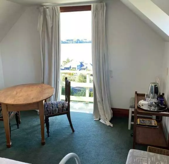 تختخواب و صبحانه Taiparoro House