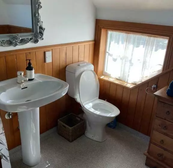 تختخواب و صبحانه Taiparoro House