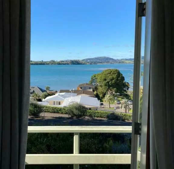 تختخواب و صبحانه Taiparoro House