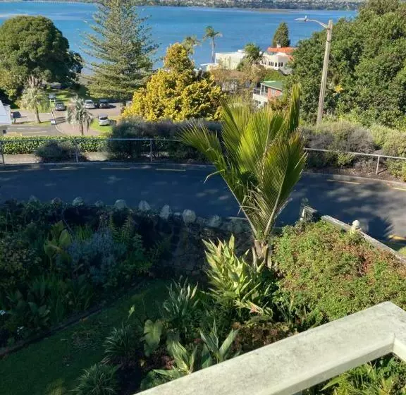 تختخواب و صبحانه Taiparoro House