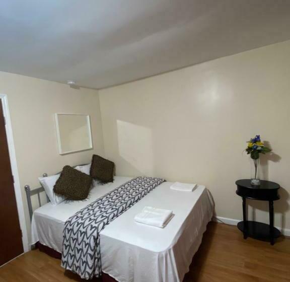 膳宿费 A Great Room In Queens