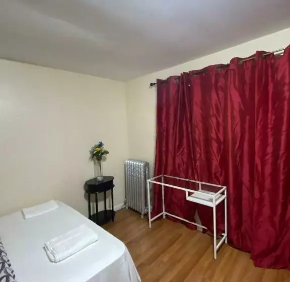 پانسیون A Great Room In Queens