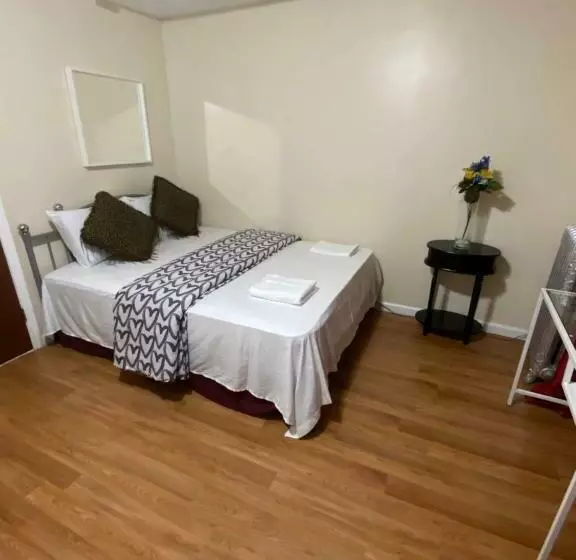 پانسیون A Great Room In Queens