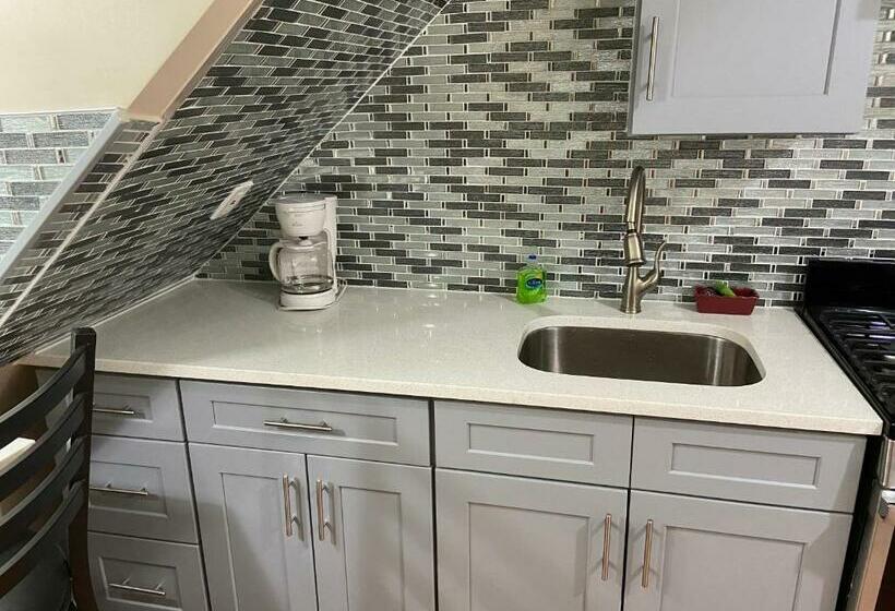 膳宿费 A Great Room In Queens