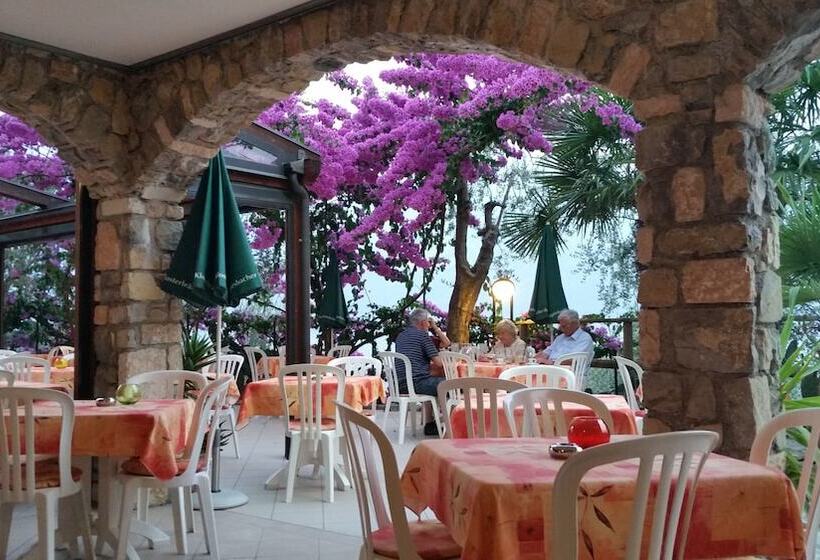 فندق Augusta Garnì