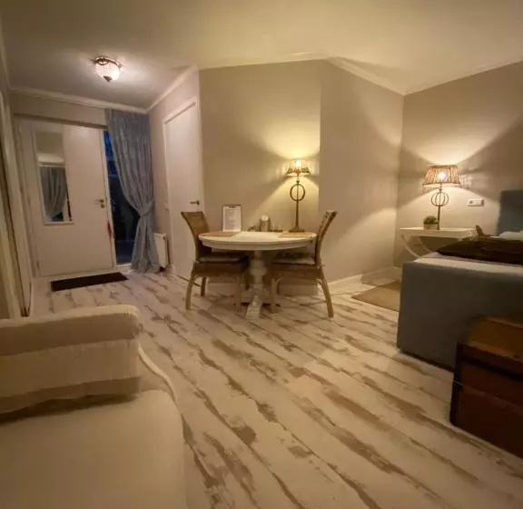 Aamiaismajoitus (B&B) De Vijverkamer     Privé Diner Op De Kamer Mogelijk!!