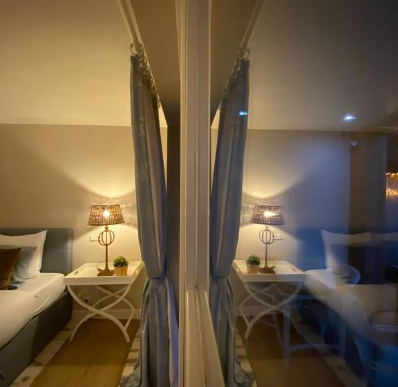 Bed and Breakfast De Vijverkamer     Privé Diner Op De Kamer Mogelijk!!