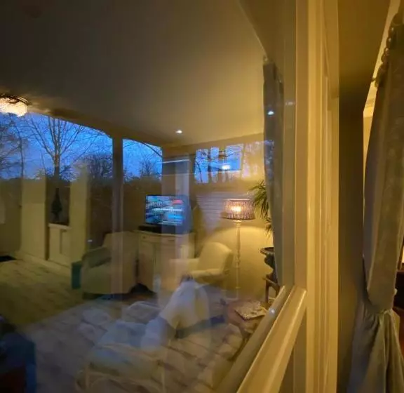 Aamiaismajoitus (B&B) De Vijverkamer     Privé Diner Op De Kamer Mogelijk!!