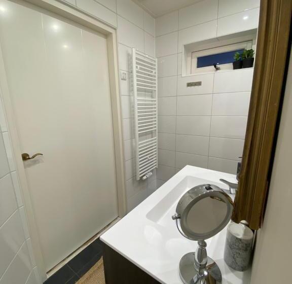 Bed and Breakfast De Vijverkamer     Privé Diner Op De Kamer Mogelijk!!