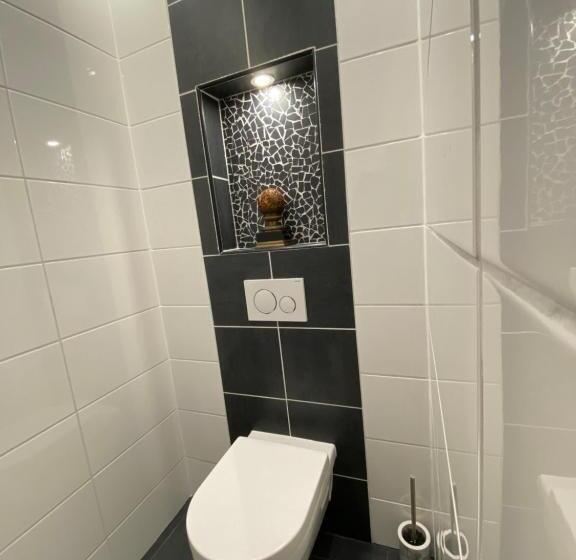 Bed and Breakfast De Vijverkamer     Privé Diner Op De Kamer Mogelijk!!