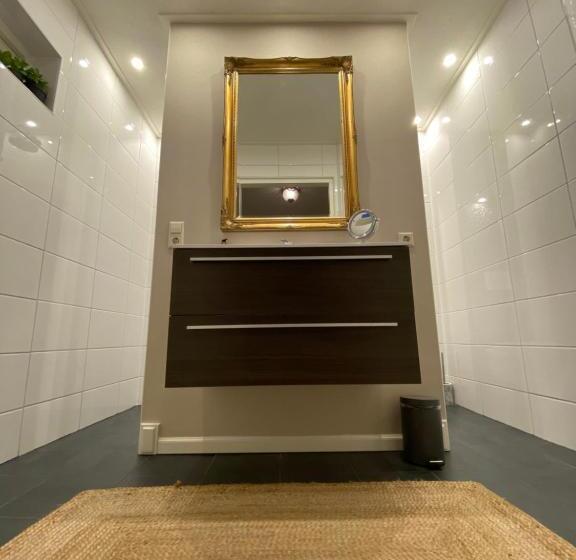 Bed and Breakfast De Vijverkamer     Privé Diner Op De Kamer Mogelijk!!