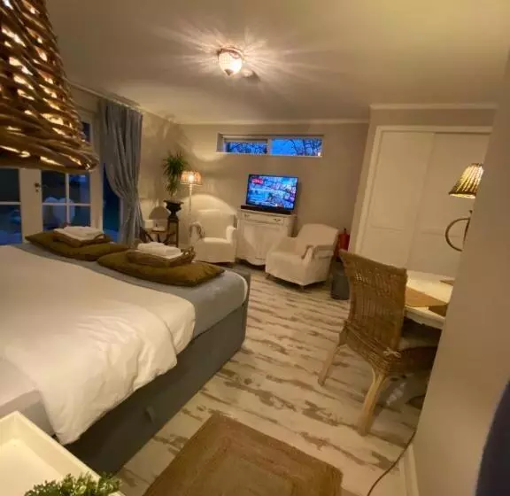 Aamiaismajoitus (B&B) De Vijverkamer     Privé Diner Op De Kamer Mogelijk!!