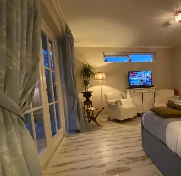 Aamiaismajoitus (B&B) De Vijverkamer     Privé Diner Op De Kamer Mogelijk!!