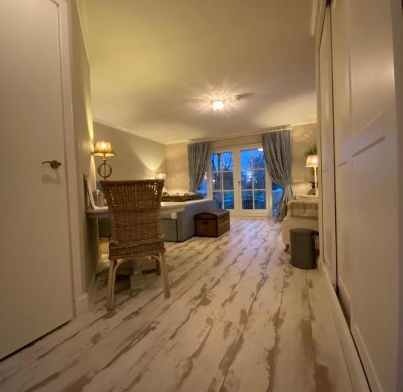 Bed and Breakfast De Vijverkamer     Privé Diner Op De Kamer Mogelijk!!