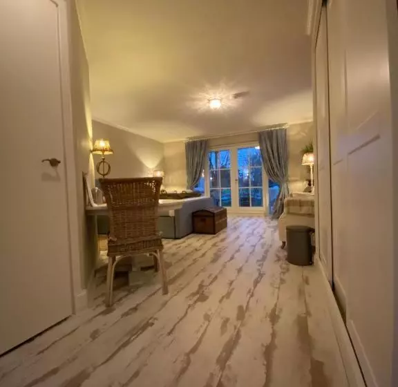 Aamiaismajoitus (B&B) De Vijverkamer     Privé Diner Op De Kamer Mogelijk!!