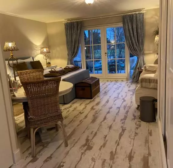 Aamiaismajoitus (B&B) De Vijverkamer     Privé Diner Op De Kamer Mogelijk!!