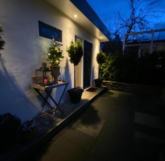 Bed and Breakfast De Vijverkamer     Privé Diner Op De Kamer Mogelijk!!