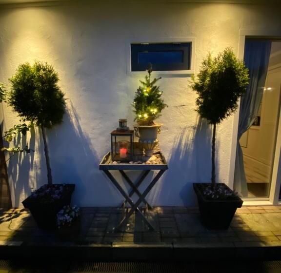 Bed and Breakfast De Vijverkamer     Privé Diner Op De Kamer Mogelijk!!