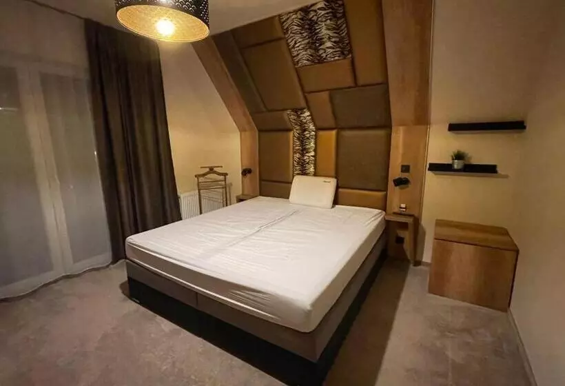 پانسیون Penthouse Privát Jakuzzival Smeraldo Villa