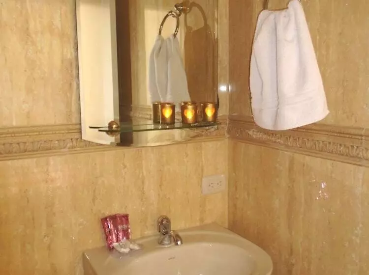 Отель Jeshua Simmonds