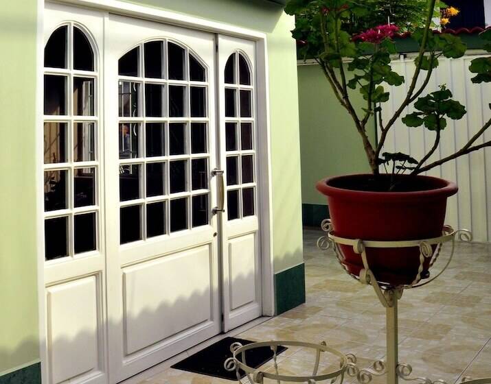 Hotel Jeshua Simmonds