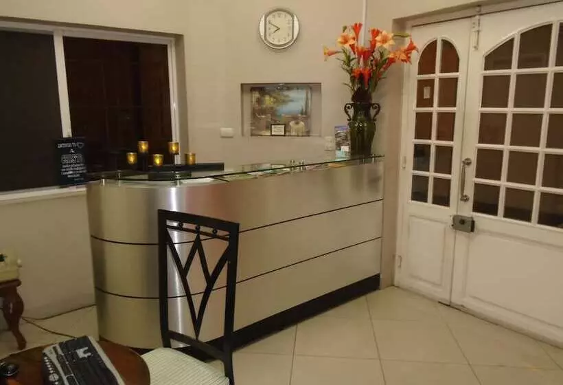 Отель Jeshua Simmonds