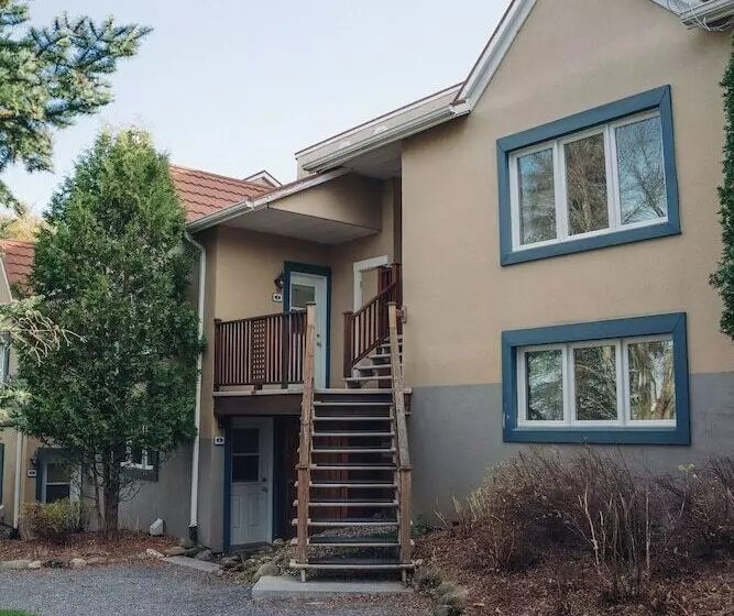 ホテル Le Montagnard – Auberge/hôtel & Chalets