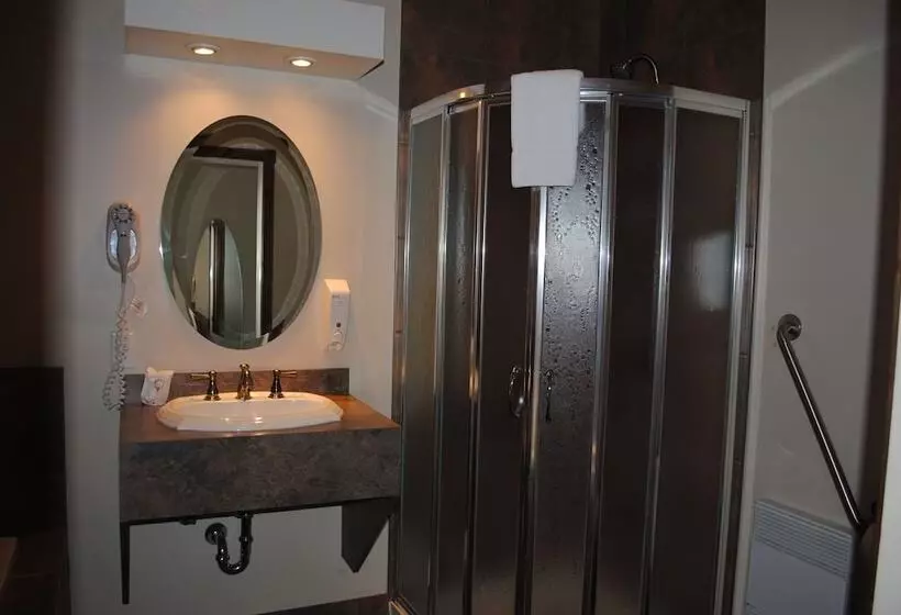 ホテル Le Montagnard – Auberge/hôtel & Chalets