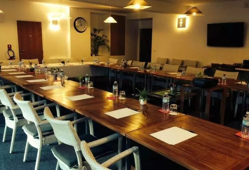 Отель Logis Hôtel & Restaurant Le Manoir De Sauvegrain