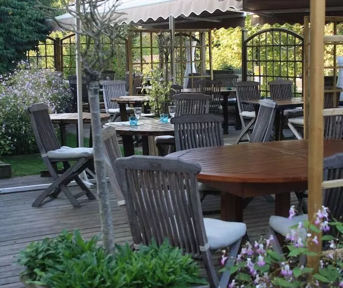 Отель Logis Hôtel & Restaurant Le Manoir De Sauvegrain