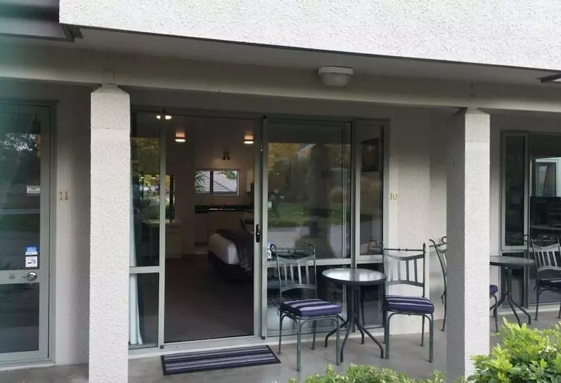 Colonial Manor Motel