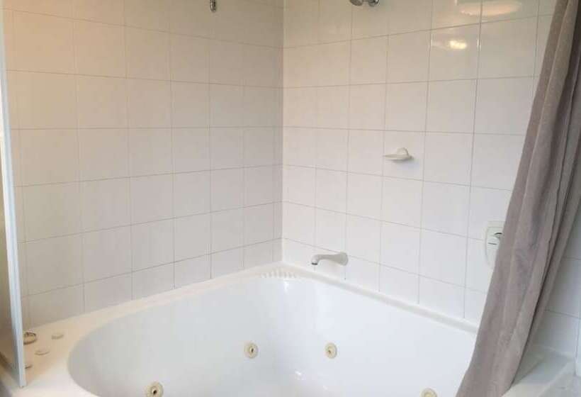 Colonial Manor Motel