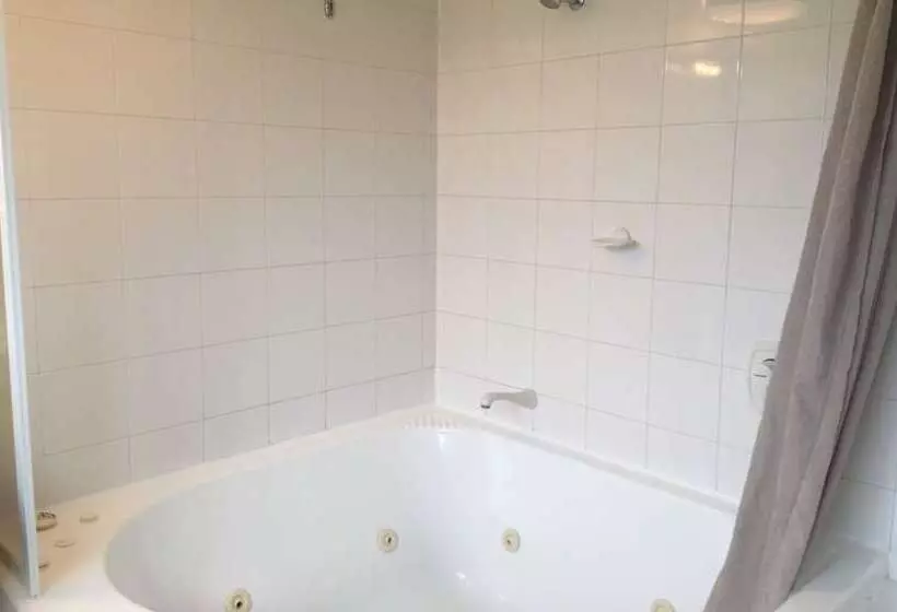 Colonial Manor Motel