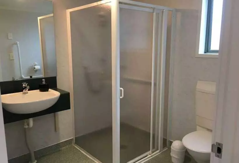 Colonial Manor Motel