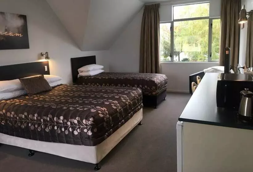 Colonial Manor Motel