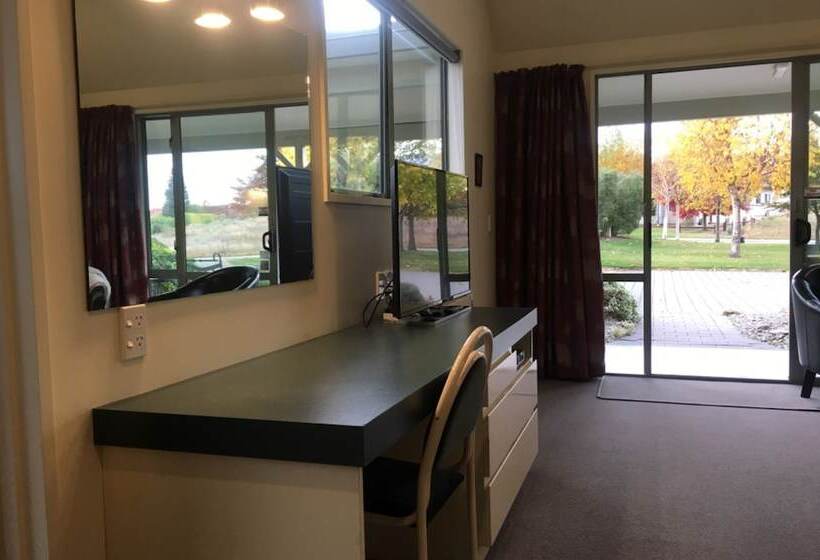 Colonial Manor Motel