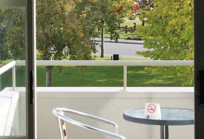 Colonial Manor Motel