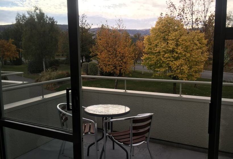 Colonial Manor Motel