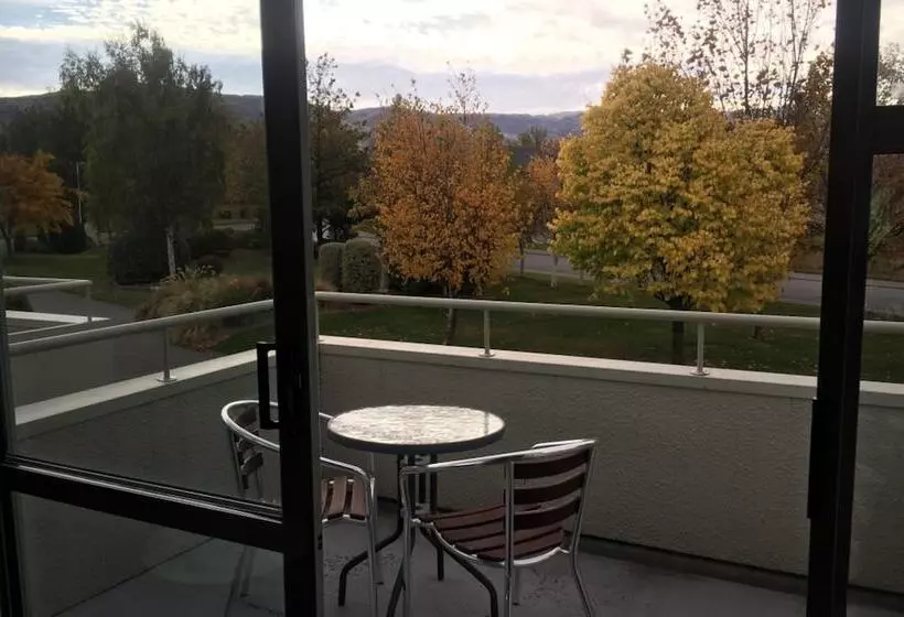 Colonial Manor Motel