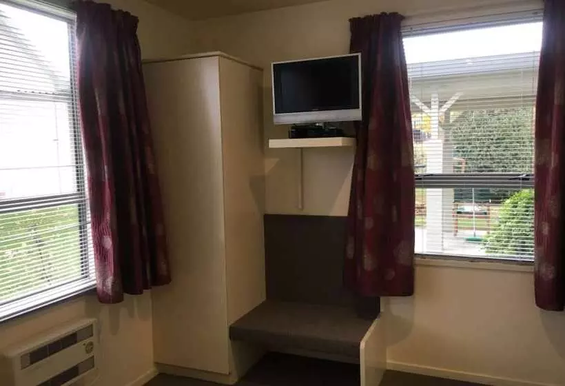 Colonial Manor Motel