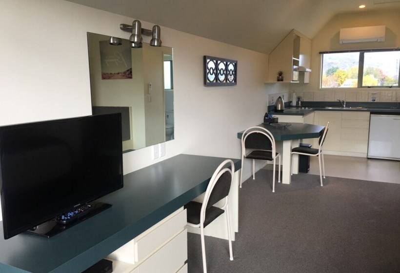 Colonial Manor Motel