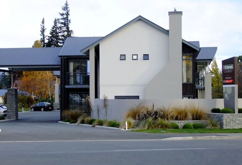 בית מלון כפרי The St James Premium Accommodation