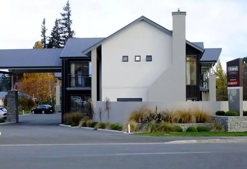 Hotel The St James Premium Accommodation