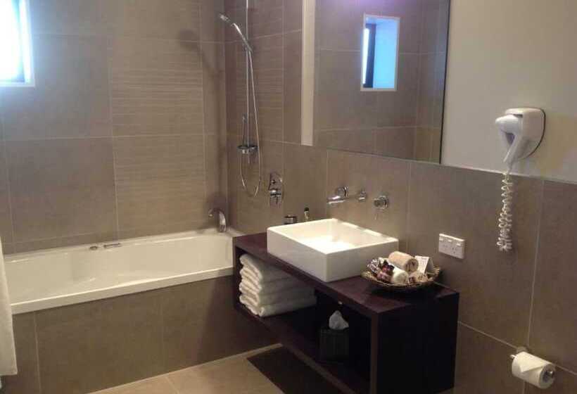 בית מלון כפרי The St James Premium Accommodation