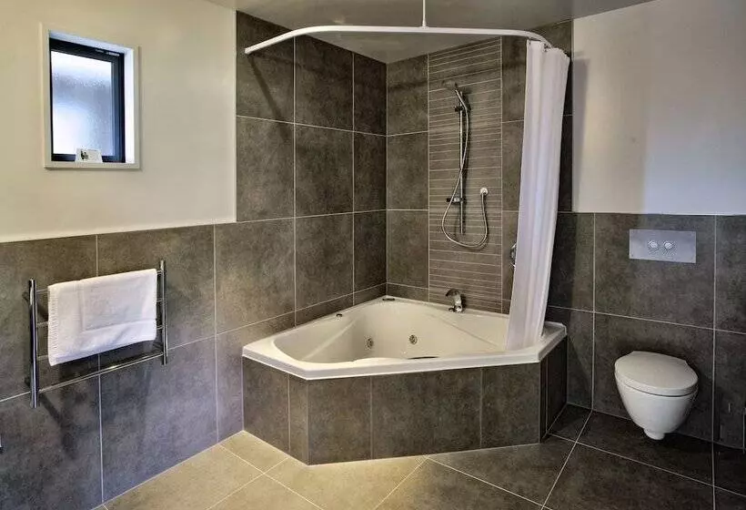 Hotel The St James Premium Accommodation