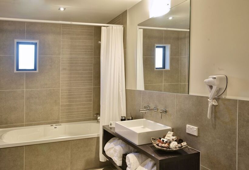 בית מלון כפרי The St James Premium Accommodation