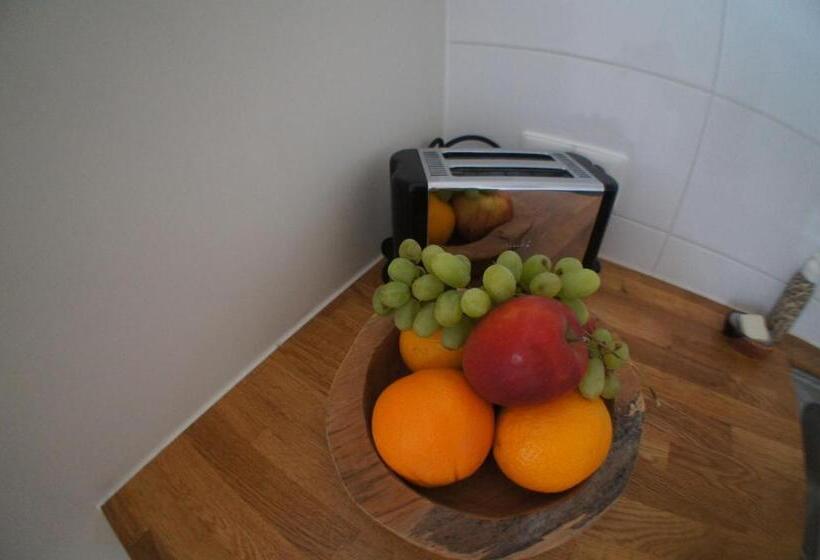 تختخواب و صبحانه Prince On The Roof