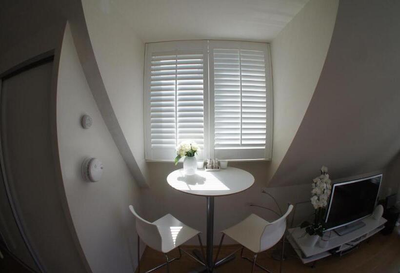 تختخواب و صبحانه Prince On The Roof